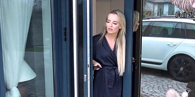 Point of view drilling for the incredibly fit blonde