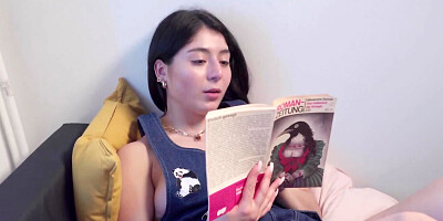 Teenage stunner exposes her ass to keep you all horny