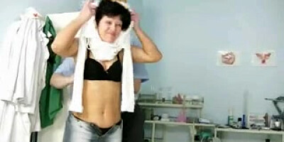 Mature girl Eva visits gyno doctor to get gyno mature exam