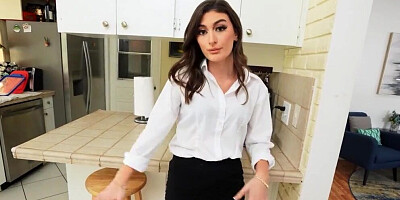 Real estate agent bangs her customer to sell the house