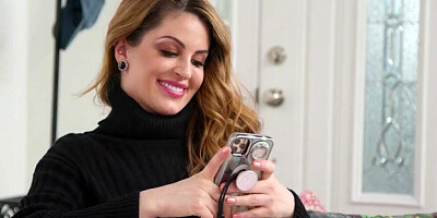 Naughty babes Crystal Taylor & Paige Owens are kissing and scissoring