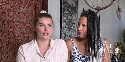 Ersties: Schweizerin Lena verführt Natascha aus Düsseldorf auf der Couch