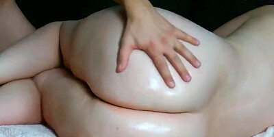 Mom wants ass massage, I take this opportunity to fuck her!