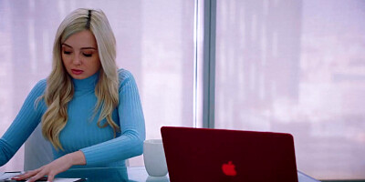 TUSHY Babe finally has a reason to be gaped at work