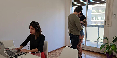 Amigas de leche - Me coji a su novio mientras ella trabajaba en la computadora