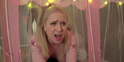 Sort-haired blonde sucks a dick and enjoys being hammered