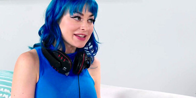 GIRLSWAY - Horny Charly Summer Helps Her Gamer Roommate Jewelz Blu to Focus by Eating Her Pussy