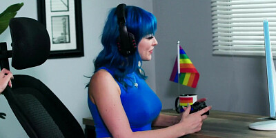 GIRLSWAY - Horny Charly Summer Helps Her Gamer Roommate Jewelz Blu to Focus by Eating Her Pussy