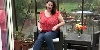BBW lady Eva Jayne plays with her favorite dildo in the garden