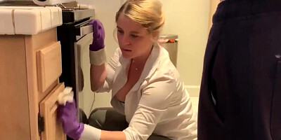 Stepmom Is Horny And Stuck In The Oven - The Butt