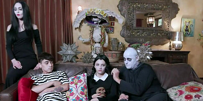 Creepy (step) family cosplay 4 halloween is a must!