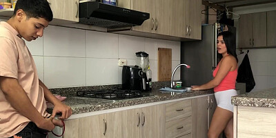 I fuck my stepsister while she washes the dishes - porn in Spanish