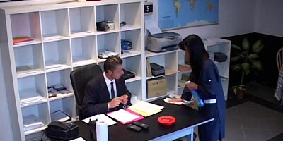 Il Direttore e la Donna delle pulizie ci danno dentro!