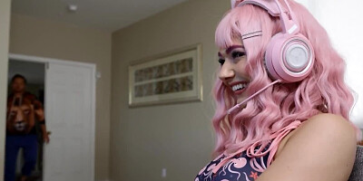 Eccentric streamer lures friend and stepmom into kinky threeway