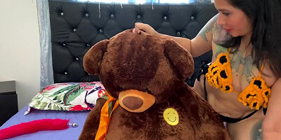 JhoanitaCat playing with her teddy masturbates him and fucks him in the ass