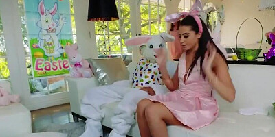 Family Strokes - Perv Dude In Bunny Suit Fucks His Seductive Teen Step Niece In Front Of Her Stepdad