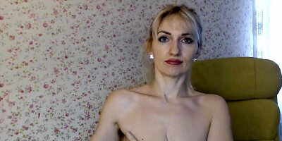 Naughty blonde webcam MILF does a solo show for her fans