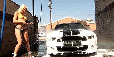 Riley Reid & PAWG Annika Albrite Tease & Wash Ur Car!