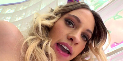 Bootylicious blonde lady is enjoying deep anal sex