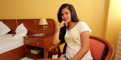Winsome Thai girl blows penis in the hotel room