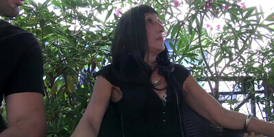 Helena, cougar timide essaye le porno