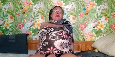 Pregnant futa grandma please her dick and her pussy