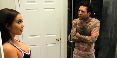 Aaliyah Hadid Been Peepin On Stepdaddy Showering