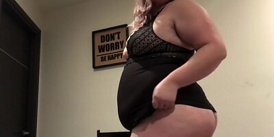 BBW blonde is shaking her big belly for all those freaky fans