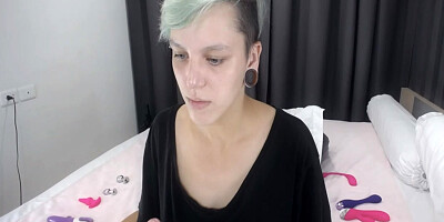 Spunky Short Haired Babe Show Her Hairy Pussy Live