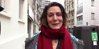 Amateur mature woman fucks with a stranger to earn some quick cash