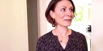 Amateur mature woman fucks with a stranger to earn some quick cash