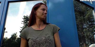 Amateur chick gets her cherry nailed with BBC on the couch