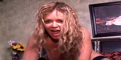 MILF Kelly Leigh Gets A Sloppy Rim Job