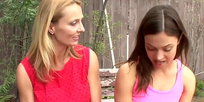 SEXYMOMMA - Dyke cougar Brenda James pussy play stepdaughter