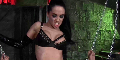 Rough Spanking und lautes Stöhnen während Hardcore fuck mit gefesselt