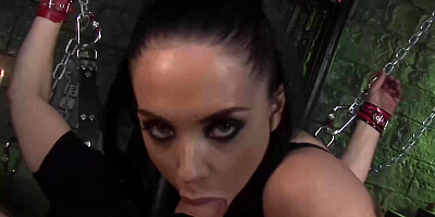 Rough Spanking und lautes Stöhnen während Hardcore fuck mit gefesselt