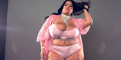 Latina plumper is displaying her giant curves while giving a sloppy blowjob