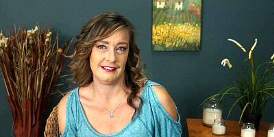 Mature Milf Cindi strips down her clothes!
