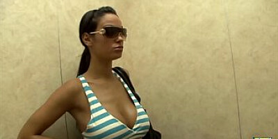 Angelina Valentine, une latina sexy qui aime la baise hard