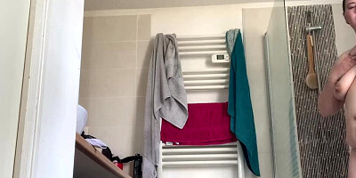 Vends-ta-culotte - Spycam: my stepmother in the bathroom, sniffing her panties and masturbating