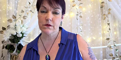 Naughty mature Layla rubs her cunt in front of the cam