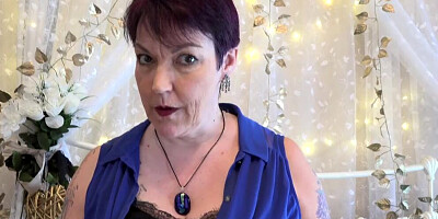 Naughty mature Layla rubs her cunt in front of the cam