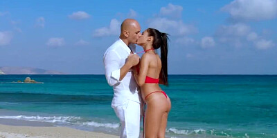 Lovely babe Apolonia Lapiedra is fucking with a stranger on the beach