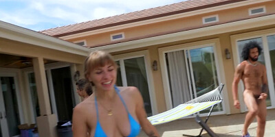 Naked chicks are sharing a gifted pool-boy on a sunny day