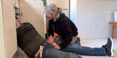 BLOWJOB TO THE PLUMBER IN MY KITCHEN - HOT WIFE