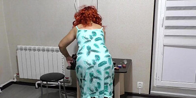 A mature woman at home gave a blowjob and spread her ass for sex