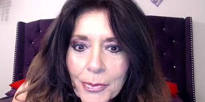Naughty mom spreads her legs in front of the webcam for her fans