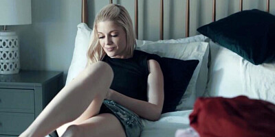 Sex-craving blonde seduced her female friend into having lesbian intercourse