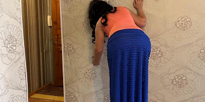 Mature MILF bent over and prepared her ass for anal