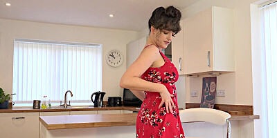 Mature Lady Shows Body